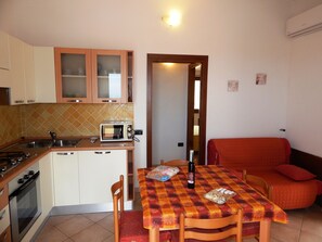 Appartement, 1 chambre | Restauration dans la chambre