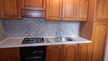 Refrigerador con freezer, placa de cocina, utensilios de cocina