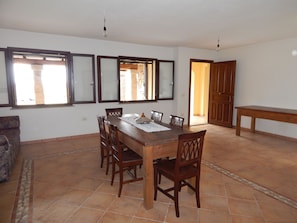 Apartment, 2 Schlafzimmer | Essbereich im Zimmer