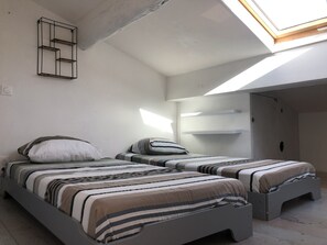 2 chambres, lit parapluie, draps fournis