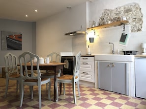 Réfrigérateur, four, plaque de cuisson, cafetiÚre/bouilloire