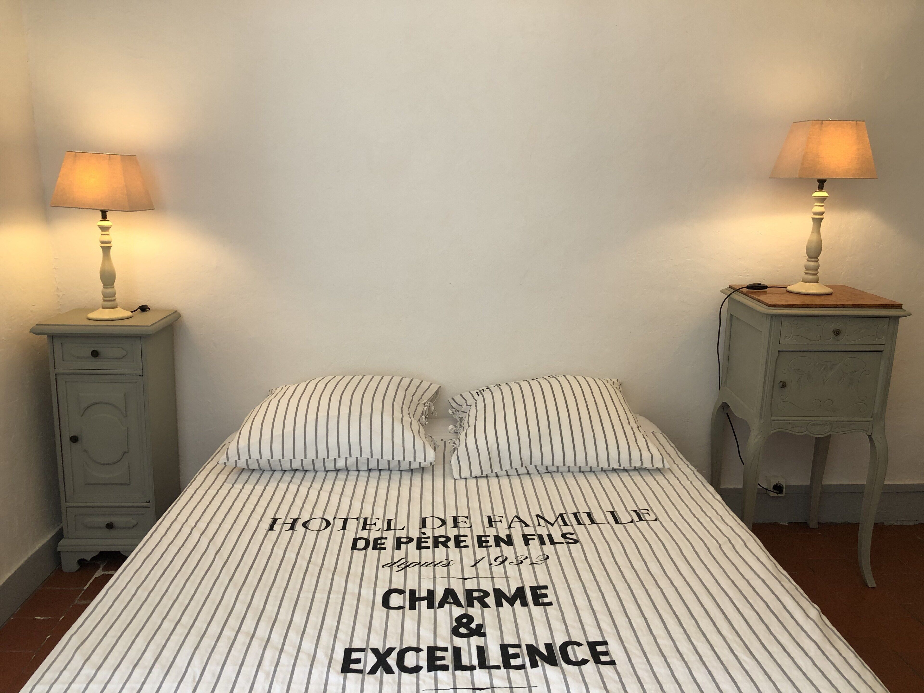 2 bedrooms, travel cot, bed sheets