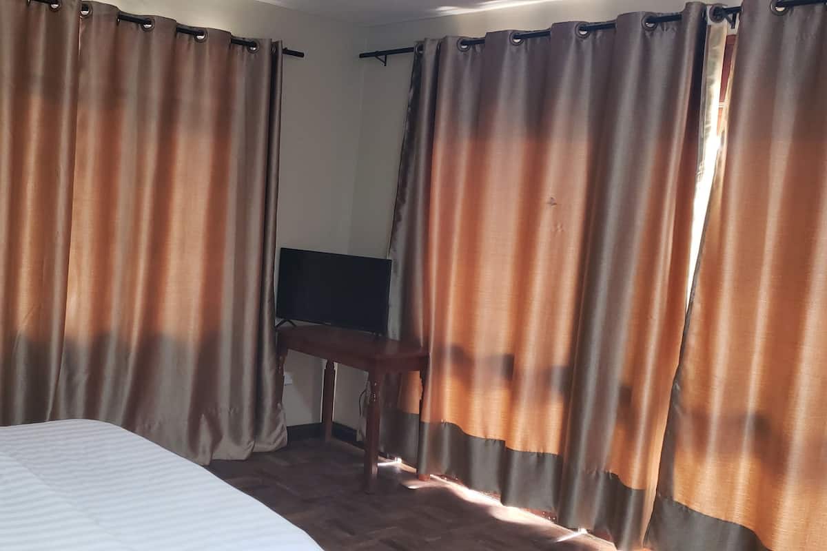 Escritorio, espacio para trabajar con laptop y cortinas blackout
