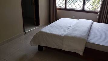 Camera doppia | Una scrivania, postazione laptop, tende oscuranti, ferro/asse da stiro