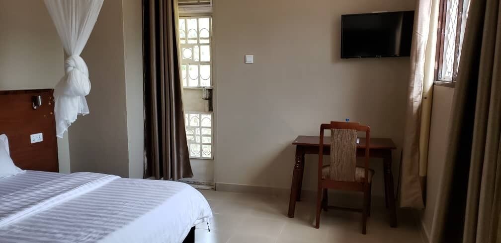 Bureau, espace de travail pour ordinateur portable, rideaux occultants