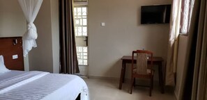 Executive kamer | Een bureau, een laptopwerkplek, verduisterende gordijnen