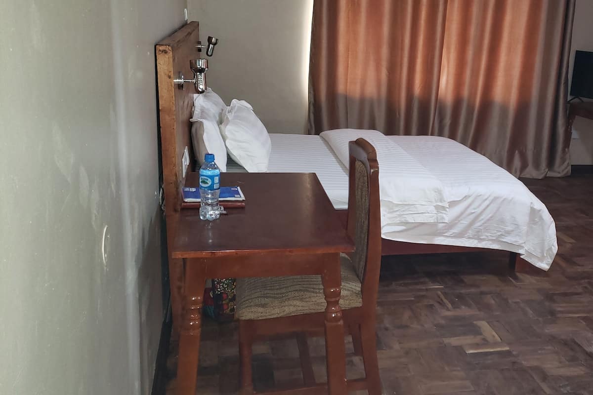 Escritorio, espacio para trabajar con laptop y cortinas blackout