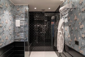 Suite ejecutiva, vista a la ciudad | Baño | Regadera, amenidades de baño de diseñador, secadora de cabello, batas 