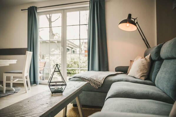 Junior-Suite (Bucht9; incl. 50 EUR Cleaning Fee) | Wohnbereich | Flachbildfernseher