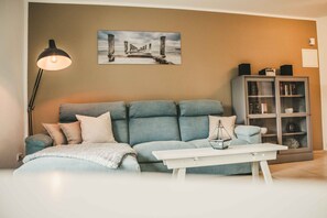 Suite junior (Bucht9; incl. 50 EUR Cleaning Fee) | Zona de estar | Una televisión de pantalla plana