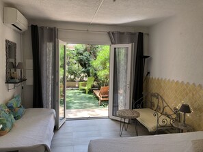 1 slaapkamer, een strijkplank/strijkijzer, wifi, beddengoed