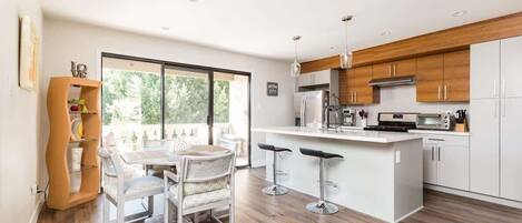 Réfrigérateur, four à micro-ondes, un four, surface de cuisson