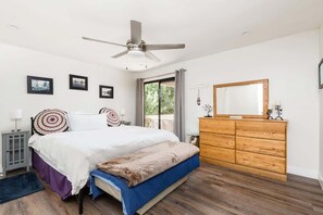 2 Schlafzimmer, Schreibtisch, Bügeleisen/Bügelbrett, Reisekinderbett
