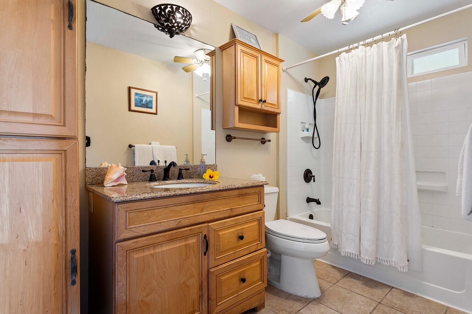 Combined shower/tub, hair dryer, towels