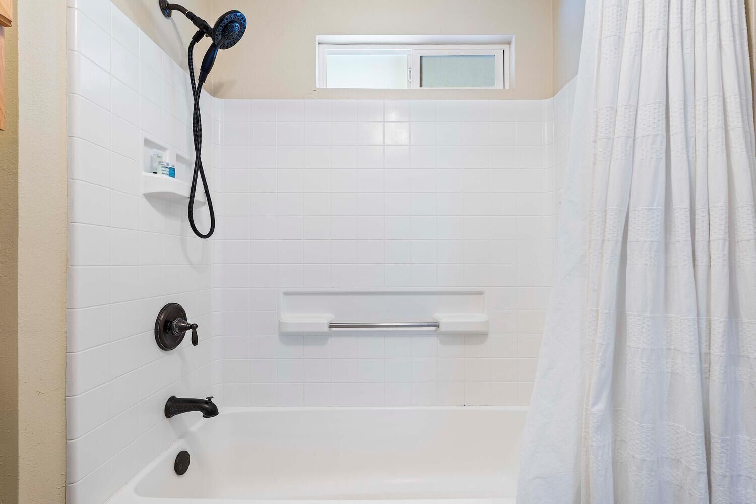 Combined shower/tub, hair dryer, towels