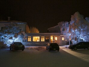 住宿正面 - 傍晚/夜晚