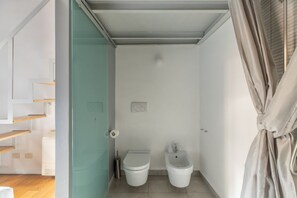 Doccia, asciugacapelli, bidet, asciugamani