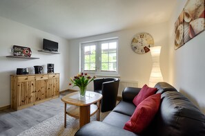 Junior-Suite (incl. 50 EUR Cleaning Fee) | Wohnbereich | 32-Zoll-LED-Fernseher mit Satellitenempfang, Fernseher