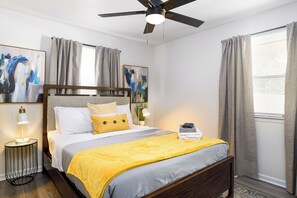 3 camere, una scrivania, ferro/asse da stiro, culla da viaggio