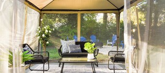 RENOVATED, 6min Furniture Market, FENCED Yard, 2Min HPU, Smart TVs, Dog Friendly