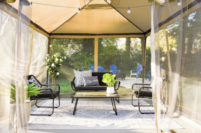 RENOVATED, 6min Furniture Market, FENCED Yard, 2Min HPU, Smart TVs, Dog Friendly