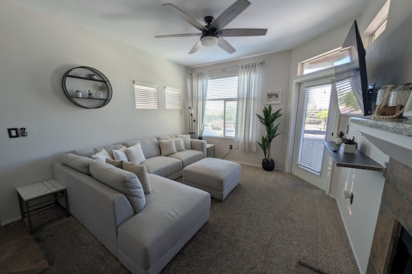 Living Room Area With Cable TV and WiFi