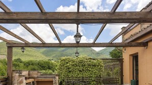 Outdoor dining - Wonderful private villa for 6 people with private pool, WIFI, TV, terrace and pets allowed (Santa Maria)