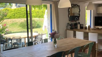 Premium House | Living room | Smart TV, fireplace, Netflix, DVD player