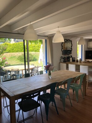 尊荣独立别墅 | 客厅 | 智能电视、壁炉、Netflix、DVD 播放器