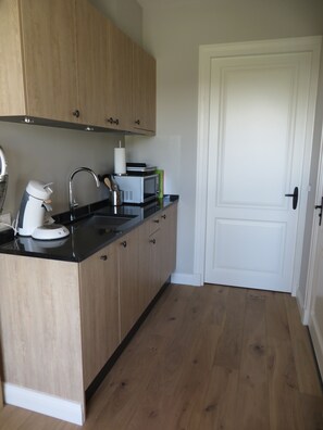 Réfrigérateur, four à micro-ondes, lave-vaisselle, cafetière-théière