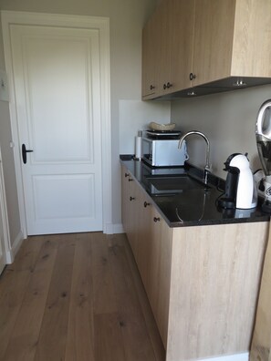 Réfrigérateur, four à micro-ondes, lave-vaisselle, cafetière-théière