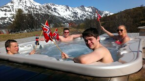 Outdoor spa tub - Seiland House (Alta)