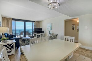 電視、壁爐、DVD 播放機