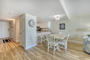 Dining - Oceanfront Oasis - 2 Bedroom, 2 Bath Beautifully Renovated Oceanfront Condo (Garden City Beach)