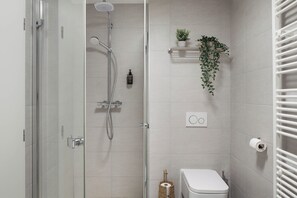 Family Apartment | Bathroom | Shower, towels, toilet paper