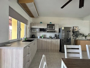 Refrigerador, microondas, parrilla de estufa y cafetera y tetera