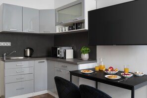 Apartament Comfort | Cuina privada | Frigorífic petit, microones, placa de cuina i cafetera exprés