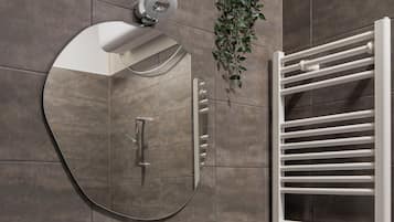 Comfort Apartment | Bathroom | Shower, towels, toilet paper