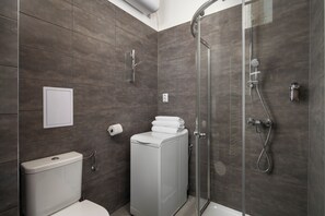 Apartament Comfort | Bany | Dutxa, tovalloles i paper higiènic