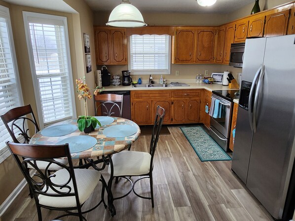 Kjøleskap, mikrobølgeovn, ovn og kokeplater