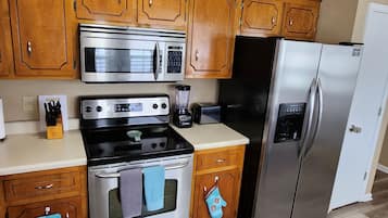 Frigorífico, microondas, horno y placa de cocina