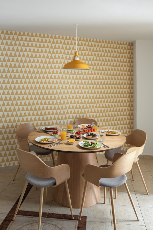 Apartamento família | Cozinha privada | Geladeira, cooktop, cafeteira/chaleira, chaleira elétrica
