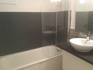 Baignoire, serviettes fournies, papier toilette