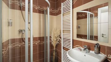 Habitación cuádruple Confort | Baño | Regadera, secadora de cabello, toallas, papel de baño