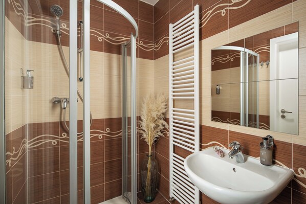 Comfort Quadruple Room | Bathroom | Shower, hair dryer, towels, toilet paper