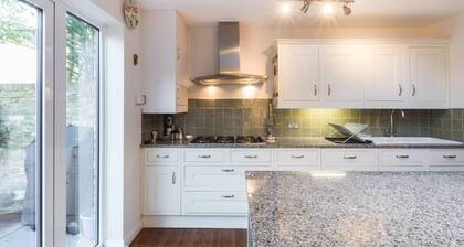 Fulham 4-bed House & Garden Near Tube
