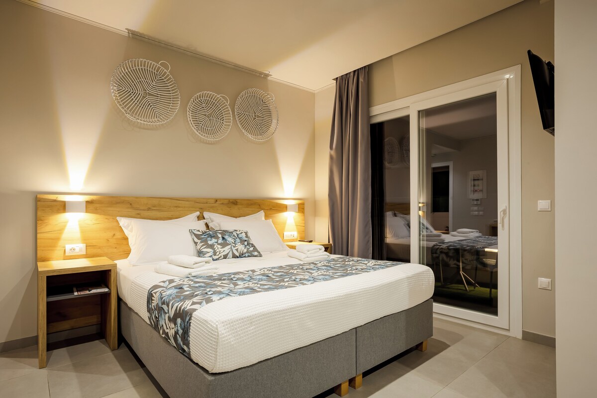 Premium bedding, in-room safe, desk, laptop workspace