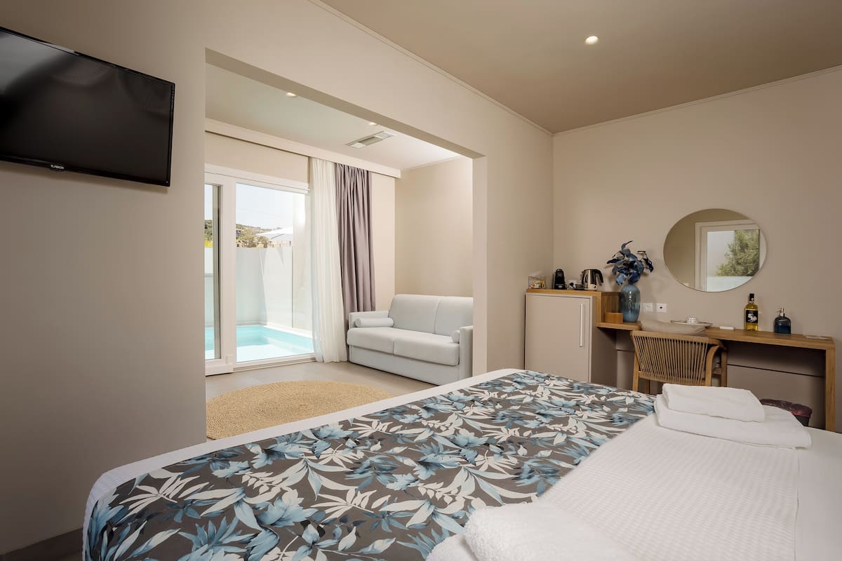 Suite estudio superior, alberca privada, frente al mar | Ropa de cama de alta calidad y caja de seguridad en la habitación