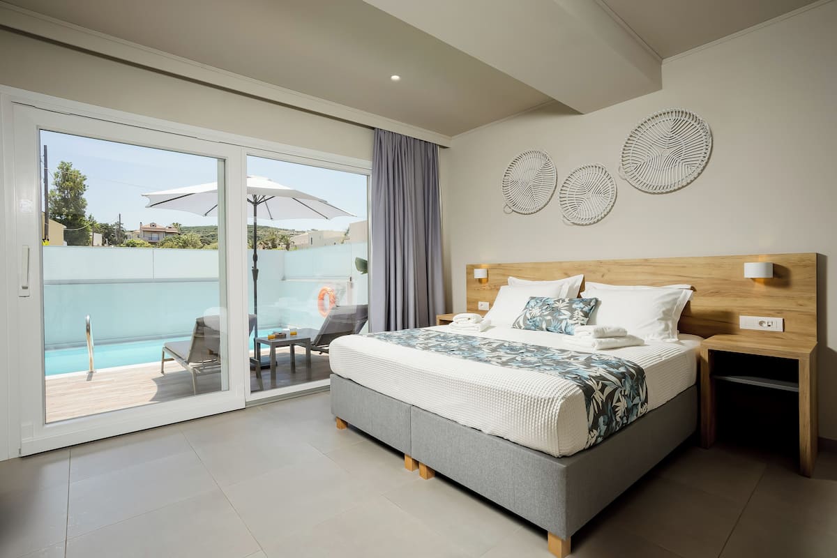 Suite estudio superior, alberca privada, frente al mar | Ropa de cama de alta calidad y caja de seguridad en la habitación
