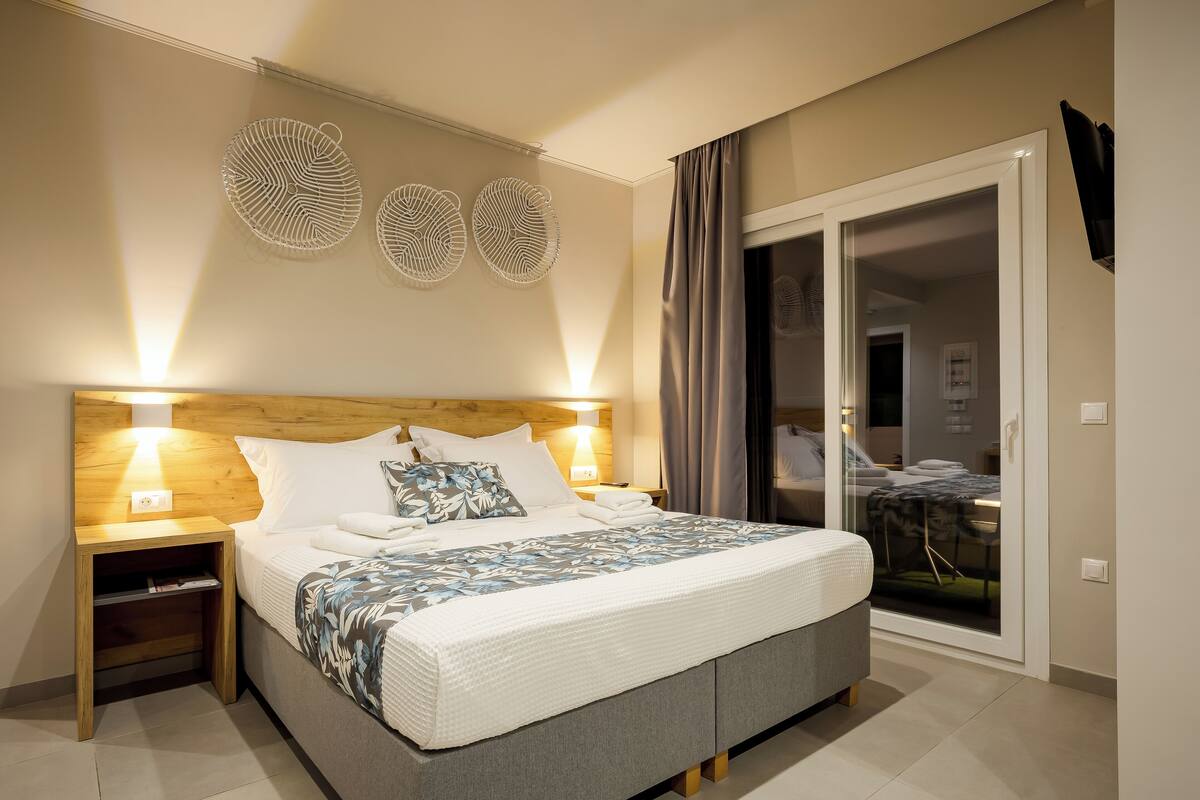 Ropa de cama de alta calidad y caja de seguridad en la habitación 